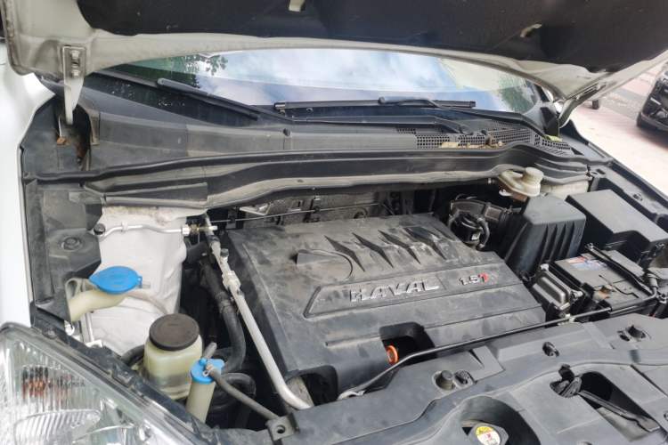 Used Haval H6 2015 Upgraded Model 1.5T Manual Two-Wheel Drive Elite Version Engine Bay Right