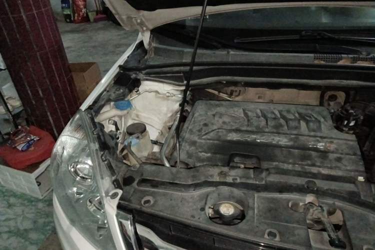 Used Haval H6 2015 Upgraded Model 1.5T Manual Two-Wheel Drive Elite Version Engine Bay Right