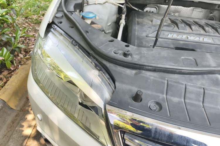 Used Haval H6 2015 Revised Version Sport Edition 1.5T Manual Transmission Two-Wheel Drive Elite Grade Engine Bay Right
