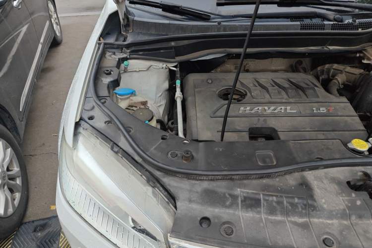 Used Haval H6 2015 Revised Version Sport Edition 1.5T Manual Transmission Two-Wheel Drive Elite Grade Engine Bay Right