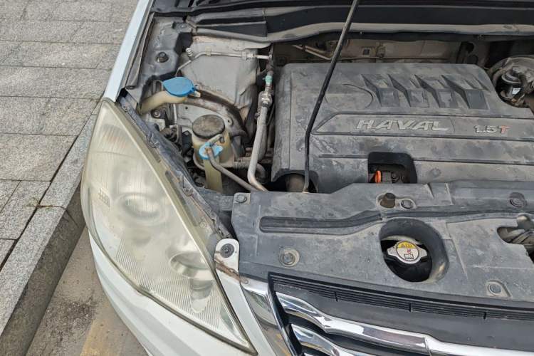 Used Haval H6 2015 Upgraded Model 1.5T Manual Two-Wheel Drive Elite Version Engine Bay Right