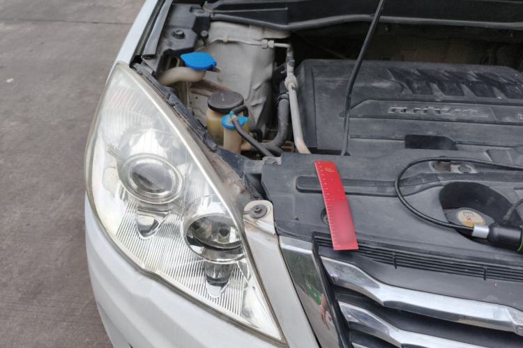 Used Haval H6 2015 Upgraded Model 1.5T Manual Two-Wheel Drive Elite Version Engine Bay Right