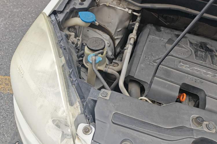 Used Haval H6 2015 Upgraded Model 1.5T Manual Two-Wheel Drive Elite Version Engine Bay Right