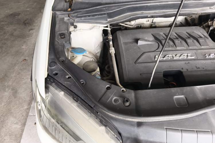 Used Haval H6 2015 Revised Version Sport Edition 1.5T Manual Transmission Two-Wheel Drive Elite Grade Engine Bay Right