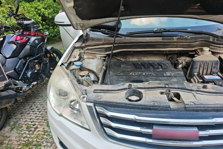 Used Haval H6 2015 Upgraded Model 1.5T Manual Two-Wheel Drive Elite Version Engine Bay Right
