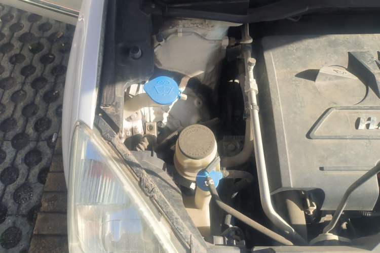 Used Haval H6 2015 Upgraded Model 1.5T Manual Two-Wheel Drive Elite Version Engine Bay Right