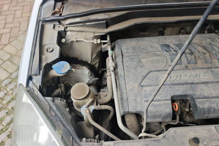 Used Haval H6 2015 Upgraded Model 1.5T Manual Two-Wheel Drive Elite Version Engine Bay Right