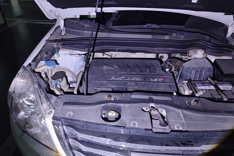 Used Haval H6 2015 Upgraded Model 1.5T Manual Two-Wheel Drive Elite Version Engine Bay Right