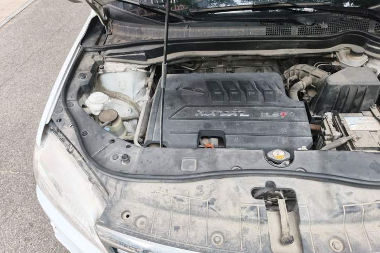 Used Haval H6 2015 Revised Version Sport Edition 1.5T Manual Transmission Two-Wheel Drive Elite Grade Engine Bay Right