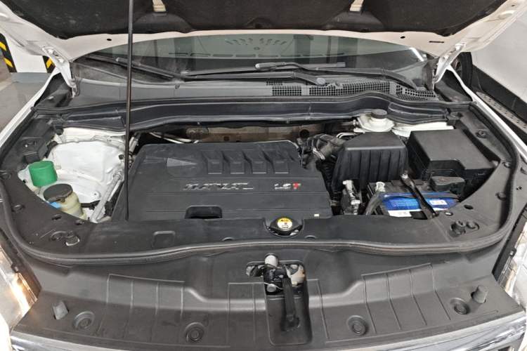 Used Haval H6 2015 Revised Version Sport Edition 1.5T Manual Transmission Two-Wheel Drive Elite Grade Engine Bay
