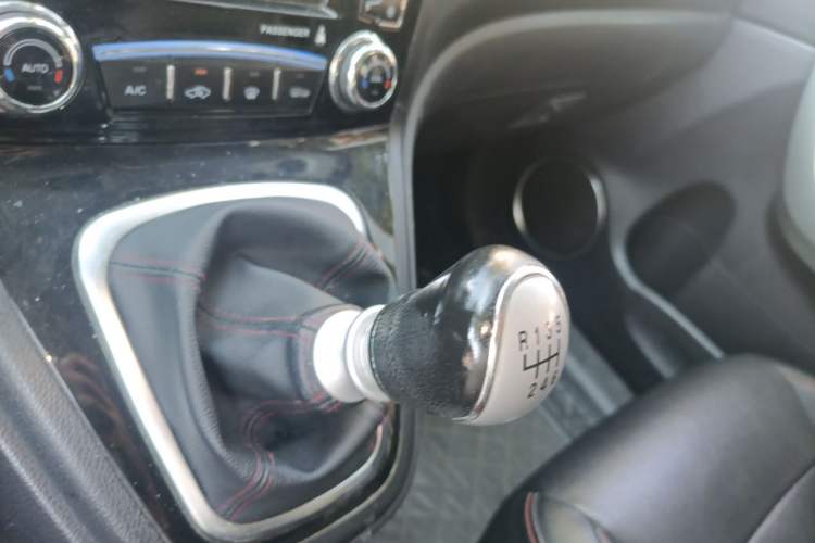 Used Haval H6 2015 Upgraded Model 1.5T Manual Two-Wheel Drive Elite Version Gear Lever