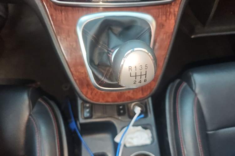 Used Haval H6 2015 Revised Version Sport Edition 1.5T Manual Transmission Two-Wheel Drive Elite Grade Gear Lever