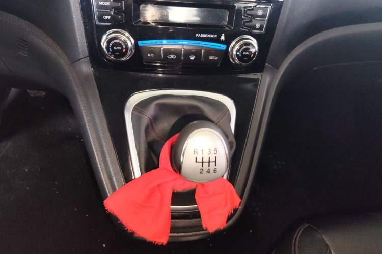 Used Haval H6 2015 Upgraded Model 1.5T Manual Two-Wheel Drive Elite Version Gear Lever