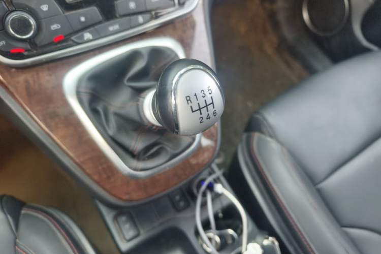 Used Haval H6 2015 Revised Version Sport Edition 1.5T Manual Transmission Two-Wheel Drive Elite Grade Gear Lever