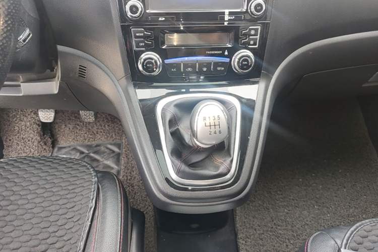 Used Haval H6 2015 Upgraded Model 1.5T Manual Two-Wheel Drive Elite Version Gear Lever