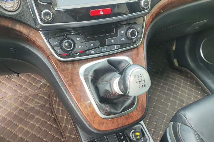 Used Haval H6 2015 Revised Version Sport Edition 1.5T Manual Transmission Two-Wheel Drive Elite Grade Gear Lever
