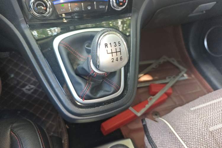 Used Haval H6 2015 Upgraded Model 1.5T Manual Two-Wheel Drive Elite Version Gear Lever
