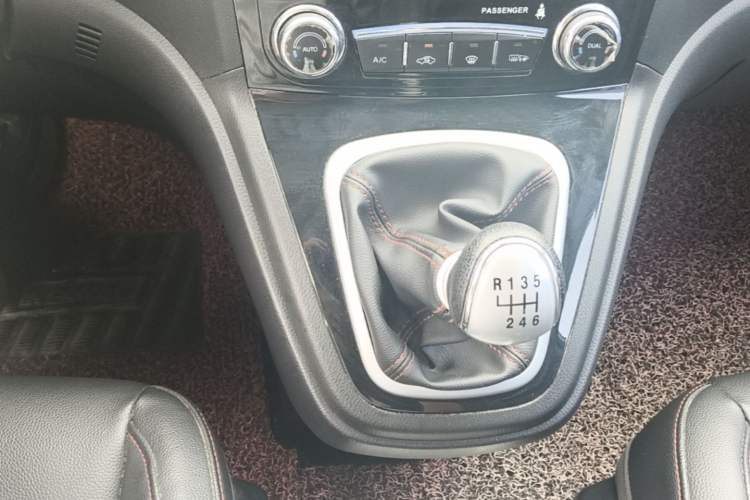 Used Haval H6 2015 Upgraded Model 1.5T Manual Two-Wheel Drive Elite Version Gear Lever