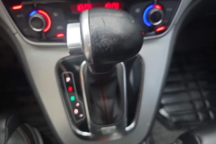 Used Haval H6 2015 Sport Edition 1.5T Automatic Two-Wheel Drive Luxury Model Gear Lever