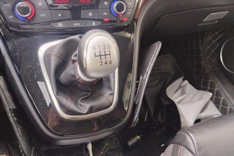 Used Haval H6 2015 Upgraded Model 1.5T Manual Two-Wheel Drive Elite Version Gear Lever