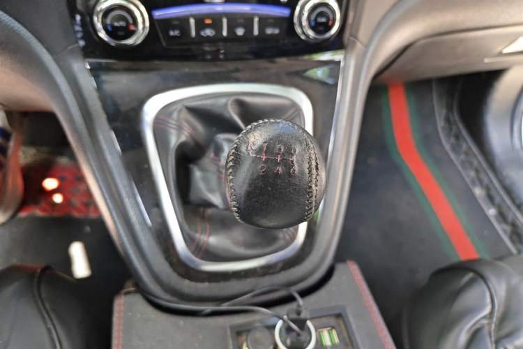 Used Haval H6 2015 Upgraded Model 1.5T Manual Two-Wheel Drive Elite Version Gear Lever