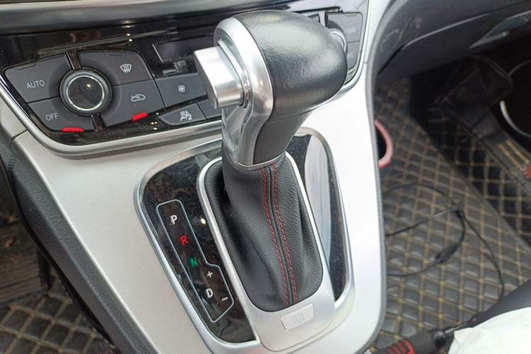Used Haval H6 2015 Sport Edition 1.5T Automatic Two-Wheel Drive Luxury Model Gear Lever