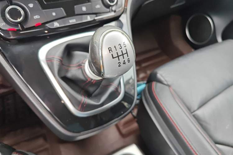 Used Haval H6 2015 Sport Edition 1.5T Manual Two-Wheel Drive Elite Model Gear Lever