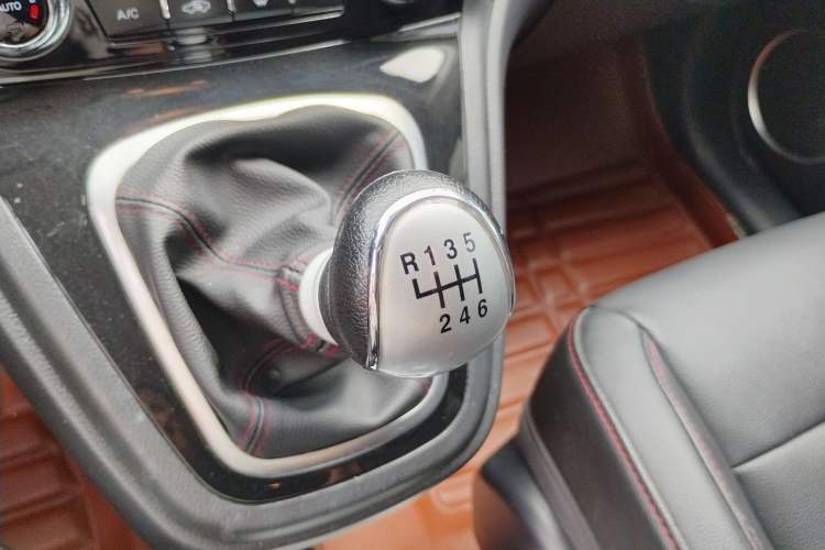 Used Haval H6 2015 Upgraded Model 1.5T Manual Two-Wheel Drive Elite Version Gear Lever