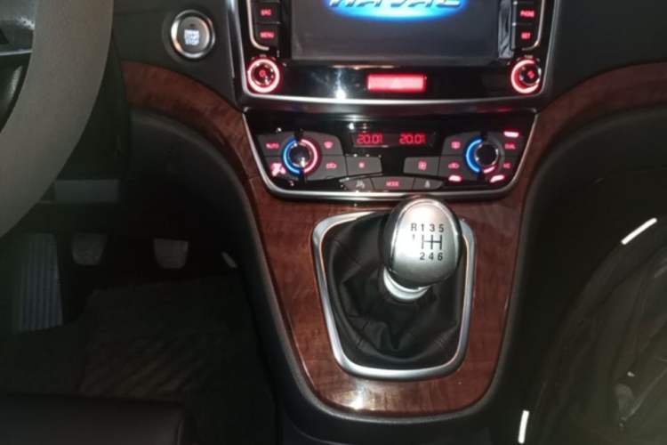 Used Haval H6 2015 Revised Version Sport Edition 1.5T Manual Transmission Two-Wheel Drive Elite Grade Gear Lever
