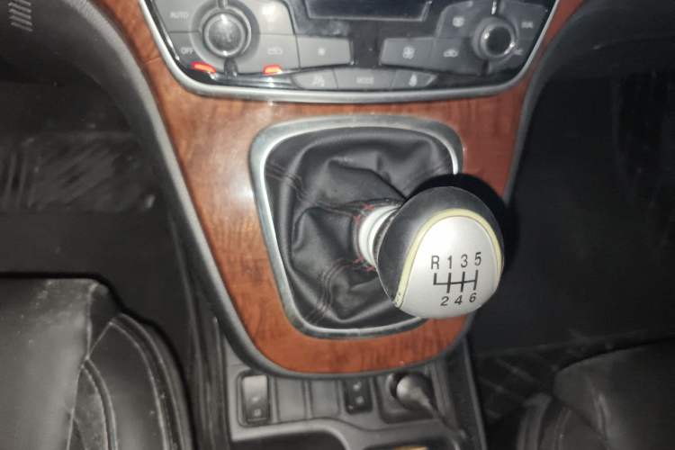 Used Haval H6 2015 Revised Version Sport Edition 1.5T Manual Transmission Two-Wheel Drive Elite Grade Gear Lever