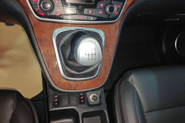 Used Haval H6 2015 Revised Version Sport Edition 1.5T Manual Transmission Two-Wheel Drive Elite Grade Gear Lever