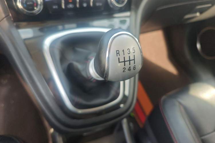 Used Haval H6 2015 Upgraded Model 1.5T Manual Two-Wheel Drive Elite Version Gear Lever
