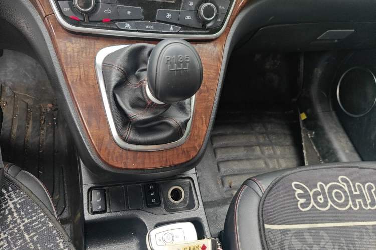 Used Haval H6 2015 Revised Version Sport Edition 1.5T Manual Transmission Two-Wheel Drive Elite Grade Gear Lever