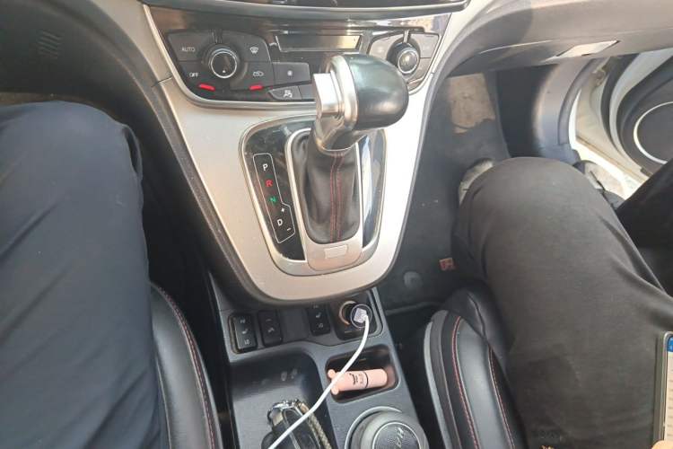 Used Haval H6 2015 Sport Edition 1.5T Automatic Two-Wheel Drive Luxury Model Gear Lever