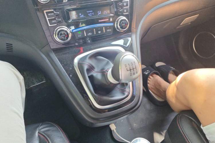 Used Haval H6 2015 Upgraded Model 1.5T Manual Two-Wheel Drive Elite Version Gear Lever