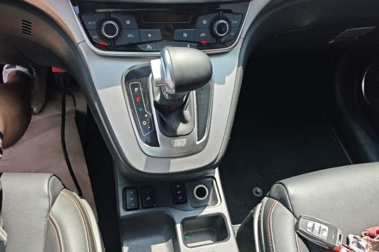 Used Haval H6 2015 Sport Edition 1.5T Automatic Two-Wheel Drive Luxury Model Gear Lever