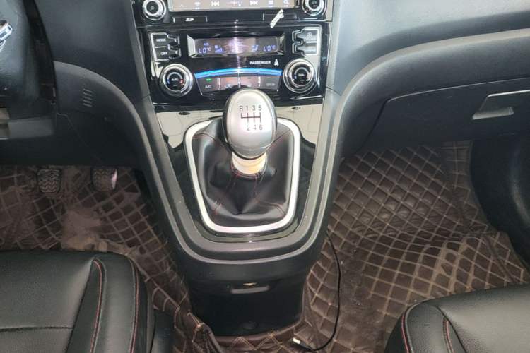 Used Haval H6 2015 Upgraded Model 1.5T Manual Two-Wheel Drive Elite Version Gear Lever