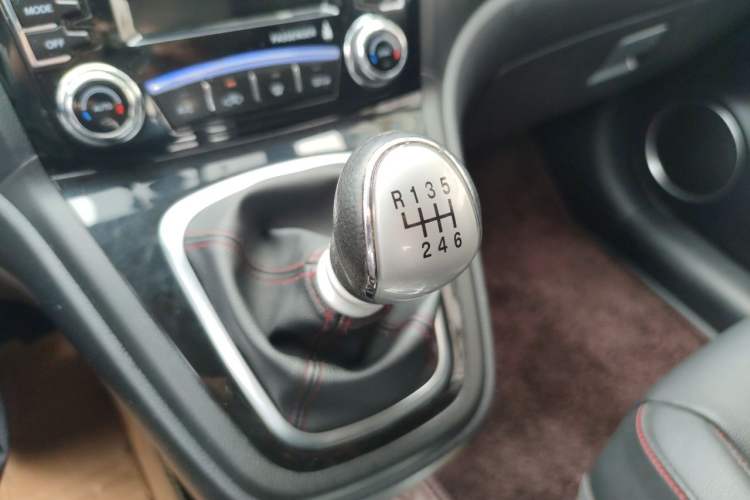 Used Haval H6 2015 Upgraded Model 1.5T Manual Two-Wheel Drive Elite Version Gear Lever