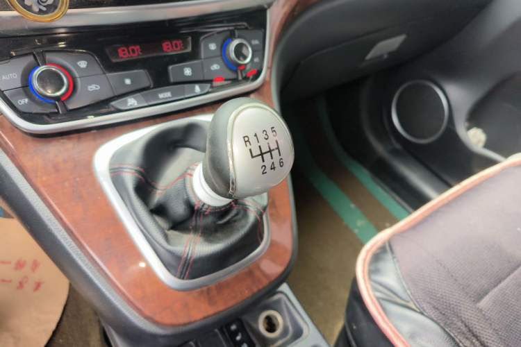Used Haval H6 2015 Revised Version Sport Edition 1.5T Manual Transmission Two-Wheel Drive Elite Grade Gear Lever
