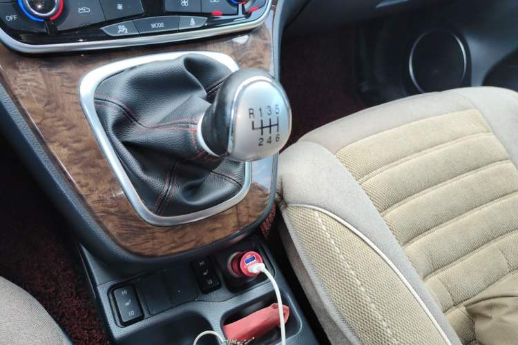 Used Haval H6 2015 Revised Version Sport Edition 1.5T Manual Transmission Two-Wheel Drive Elite Grade Gear Lever