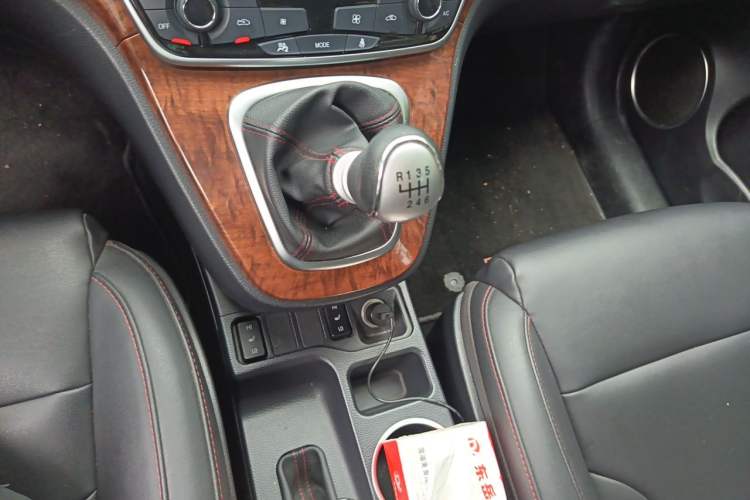Used Haval H6 2015 Revised Version Sport Edition 1.5T Manual Transmission Two-Wheel Drive Elite Grade Gear Lever