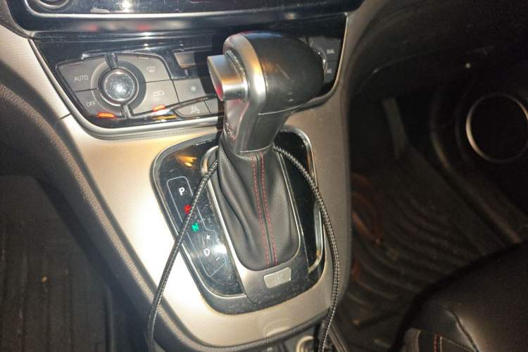 Used Haval H6 2015 Sport Edition 1.5T Automatic Two-Wheel Drive Luxury Model Gear Lever
