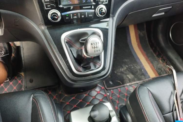 Used Haval H6 2015 Upgraded Model 1.5T Manual Two-Wheel Drive Elite Version Gear Lever