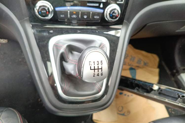 Used Haval H6 2015 Upgraded Model 1.5T Manual Two-Wheel Drive Elite Version Gear Lever