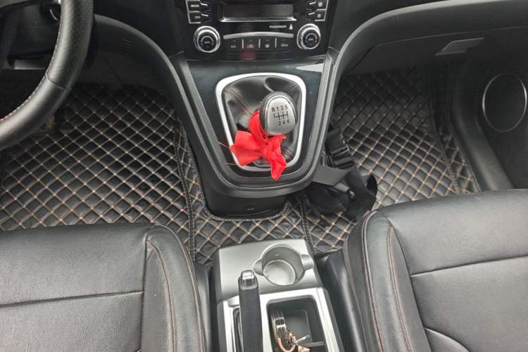 Used Haval H6 2015 Upgraded Model 1.5T Manual Two-Wheel Drive Elite Version Gear Lever