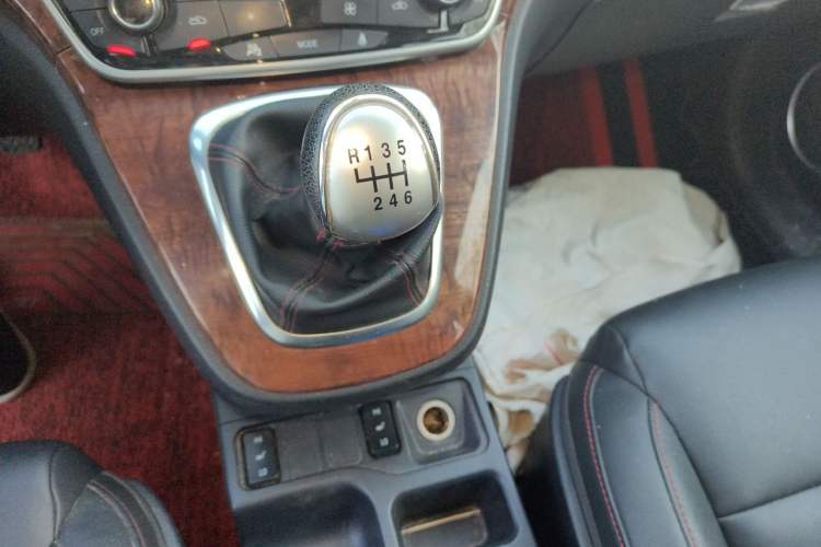 Used Haval H6 2015 Revised Version Sport Edition 1.5T Manual Transmission Two-Wheel Drive Elite Grade Gear Lever