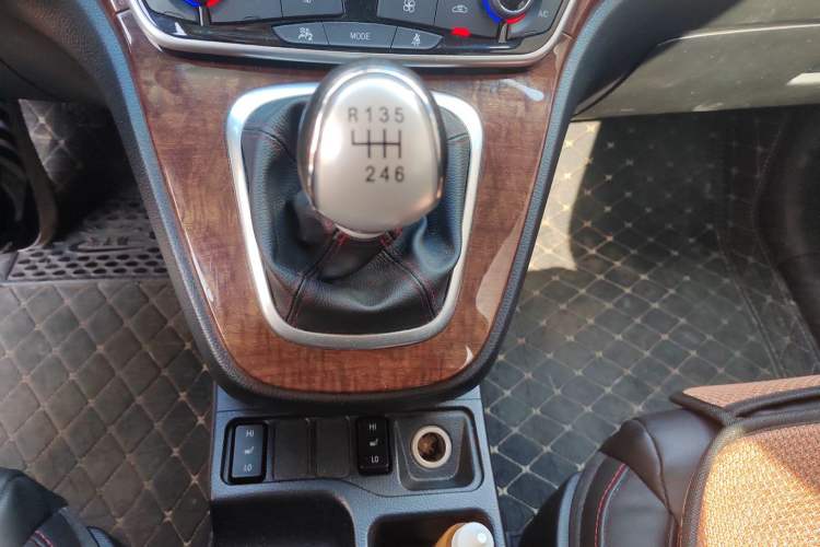 Used Haval H6 2015 Revised Version Sport Edition 1.5T Manual Transmission Two-Wheel Drive Elite Grade Gear Lever