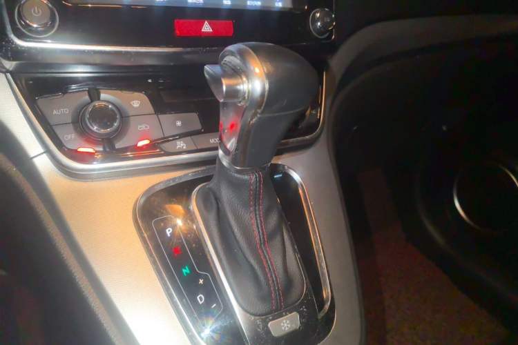 Used Haval H6 2015 Sport Edition 1.5T Automatic Two-Wheel Drive Luxury Model Gear Lever