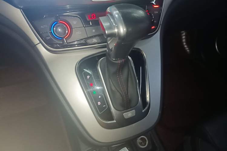 Used Haval H6 2015 Sport Edition 1.5T Automatic Two-Wheel Drive Luxury Model Gear Lever