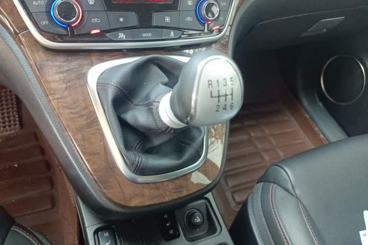 Used Haval H6 2015 Revised Version Sport Edition 1.5T Manual Transmission Two-Wheel Drive Elite Grade Gear Lever